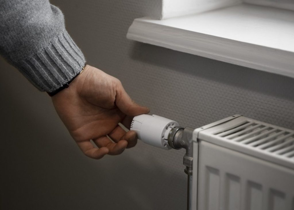 main qui actionne chauffage radiateur