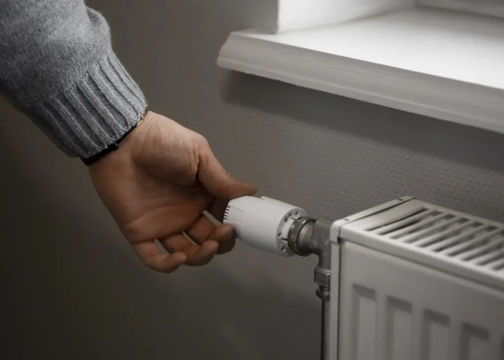 main qui actionne chauffage radiateur