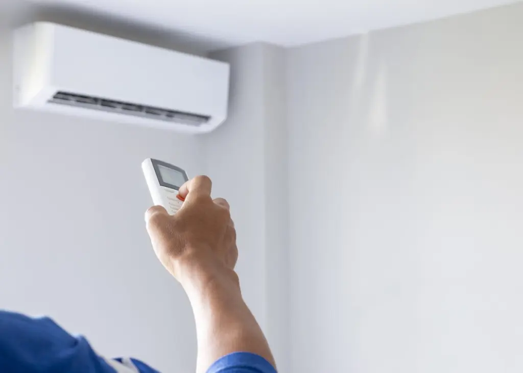 main sur la telecommande qui active climatisation
