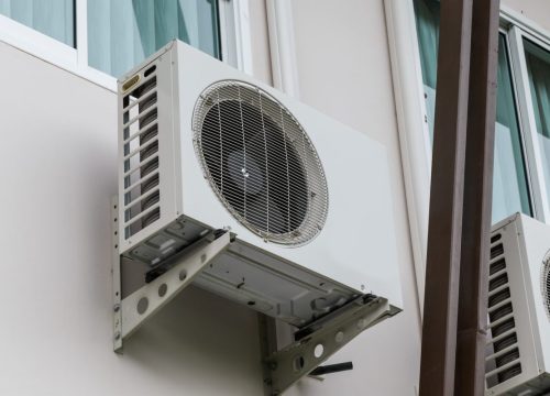 Compresseur de climatisation en dehors de la maison