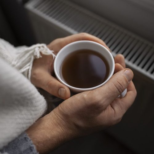 Personne qui se réchauffe les mains