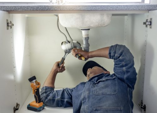 plombier qui intervent sur un robinet