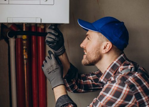 technicien qui entretien une chaudière